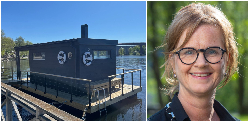 En svart bastu med skorsten, litet fönster på kortsidan och en träbrygga. Till höger en medelålderskvinna i rött uppsatt hår och glasögon, svart blus.