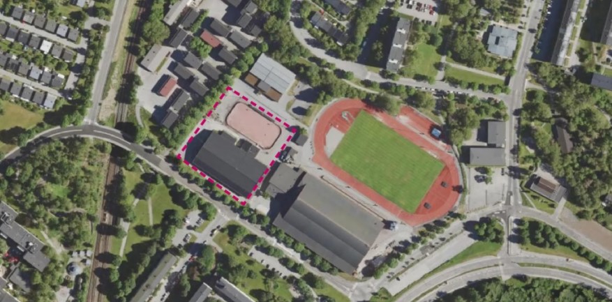En kartvy ovan ifrån med hus och träd samt markerad plats för bygget.