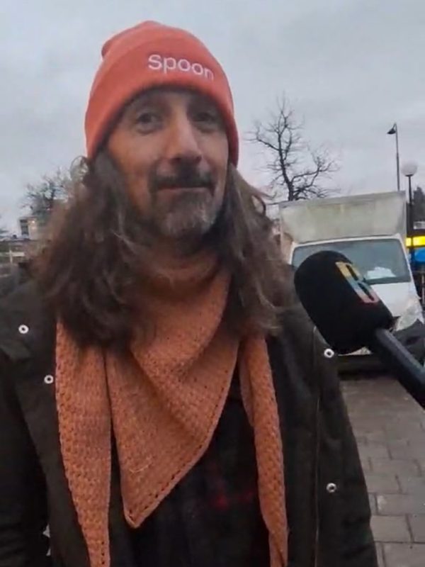 Bild på en man och en mikrofon som hålls upp framför