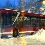 Bilder: Buss kör fast i snödriva – resenärer rycker ut