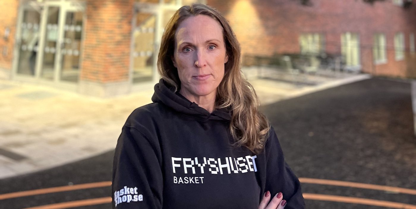 kvinna framför tellushallen baskettränare