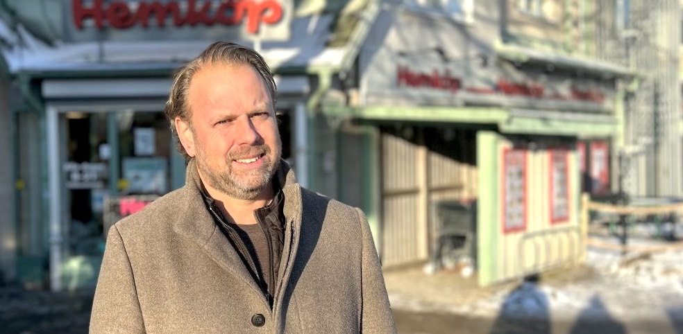 man framför hemköp älvsjö