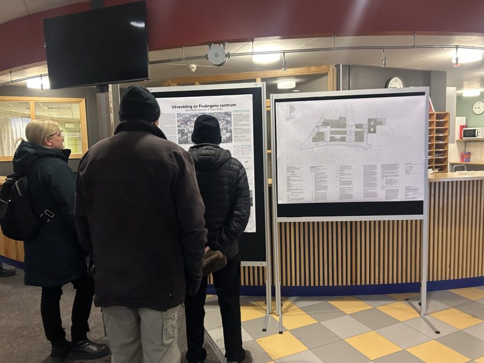 folk kollar på tavla