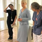 Ministerbesök på vårdcentralen: Hoppas fler vill ta efter