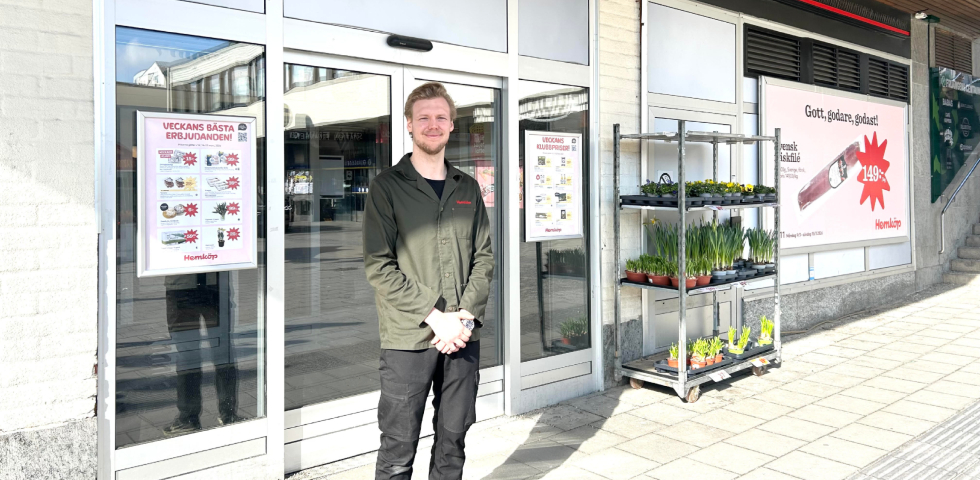 Man som står utomhus framför butik