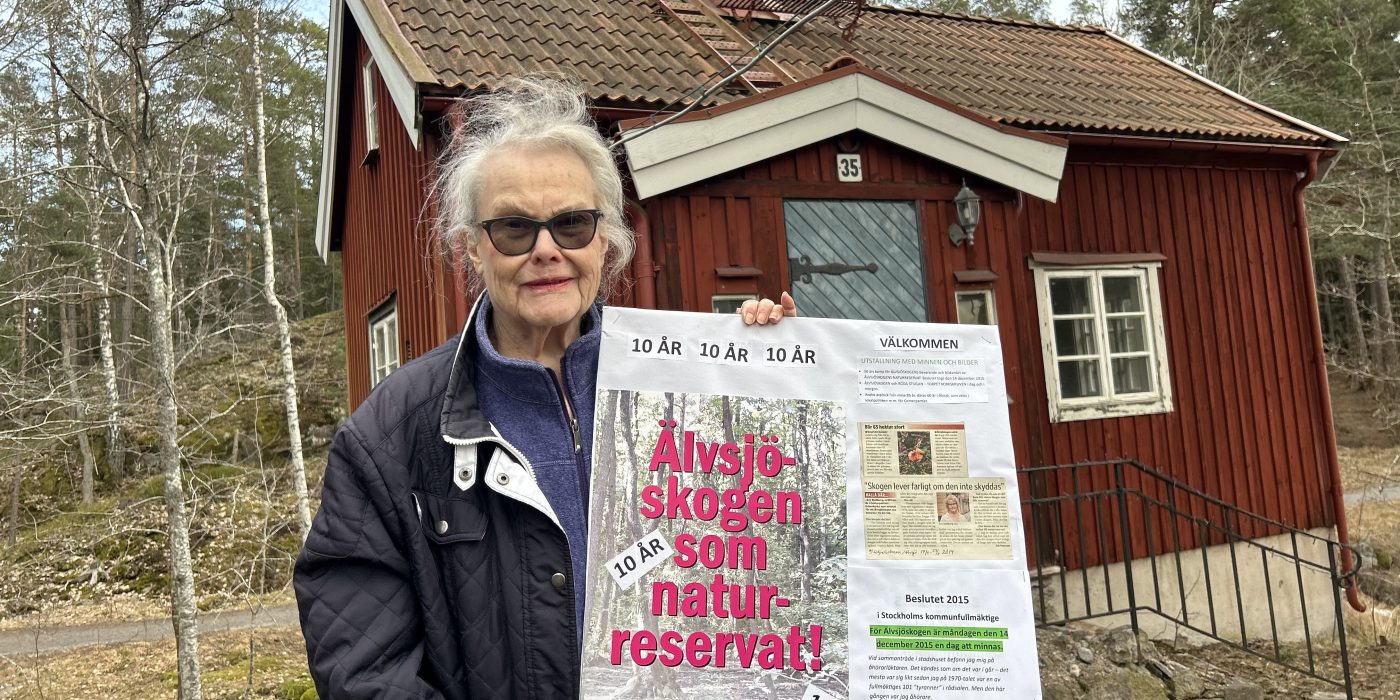 Evy Kjellberg framför röda stugan i Älvsjöskogen.