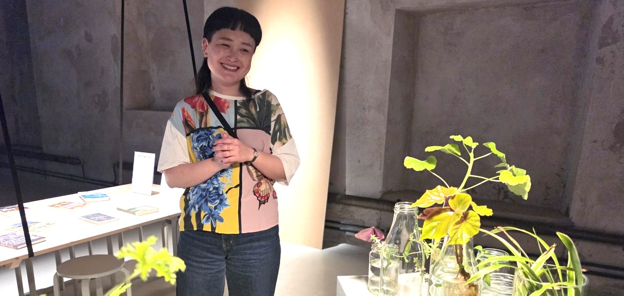 kvinna i utställningssal