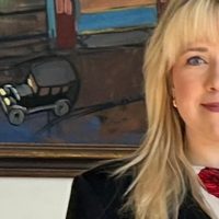 bild på kvinna i kostrym