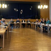 Folk som sitter runt ett bord