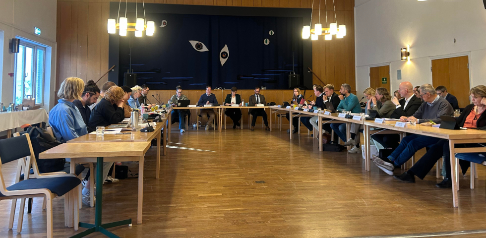 Folk som sitter runt ett bord