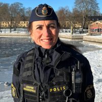 kvinna i poliskläder utomhus