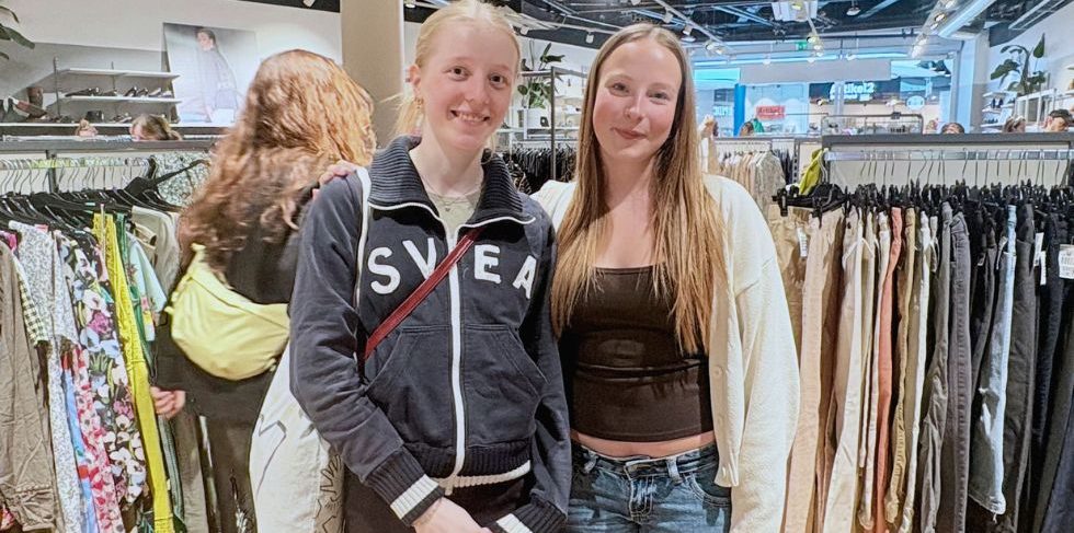 Två tjejer som är och handlar på Stockholms Stadsmission.