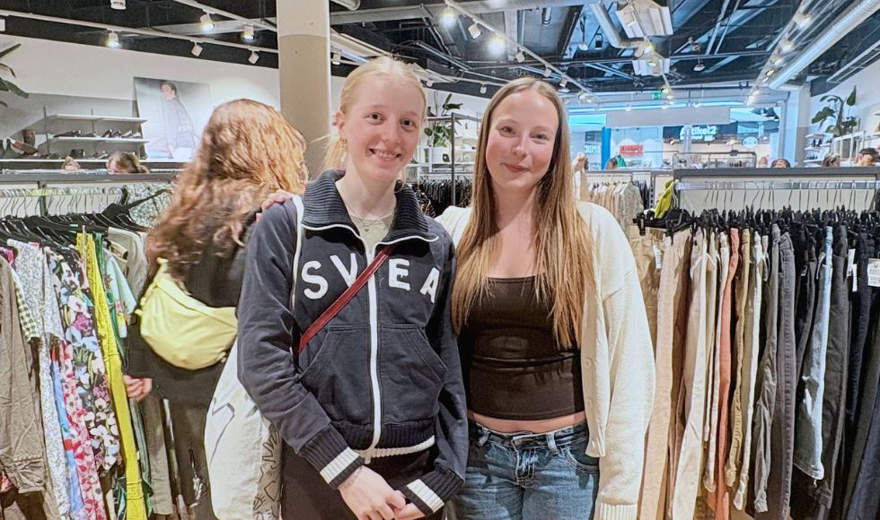Två tjejer som är och handlar på Stockholms Stadsmission.