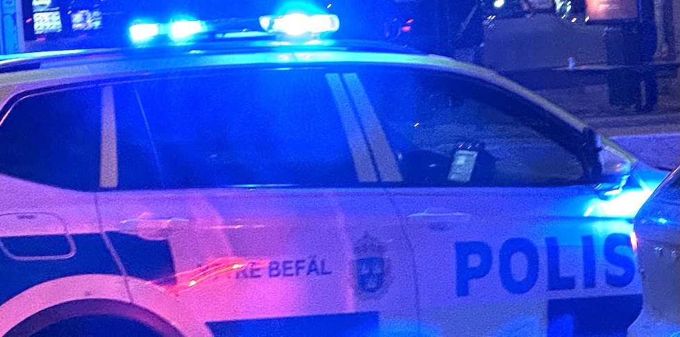 polisbil med blåljus