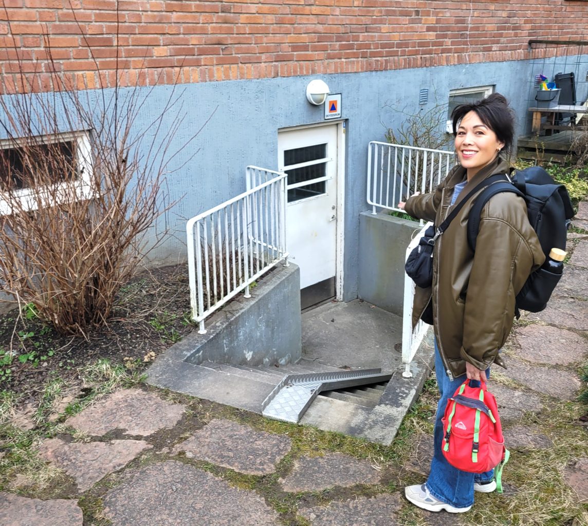 KVINNAA VID HUS