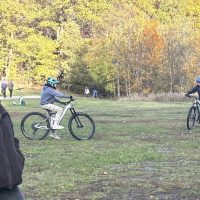 kvinna och barn som cyklar