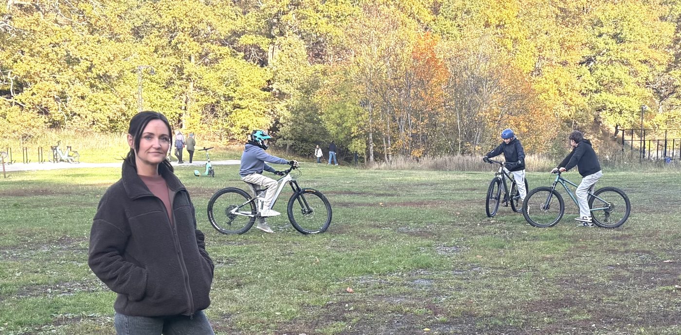 kvinna och barn som cyklar